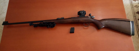 Vendo Carabina CZ modelo 452 calibre 22lr con bipode, visor holografico, funda acolchada y culata regulable 02