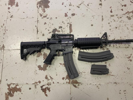 Vendo una réplica en Cal. 22 de la carabina M/4 de Colt, es la que fabricaba WALTHER.
Probablemente una 01