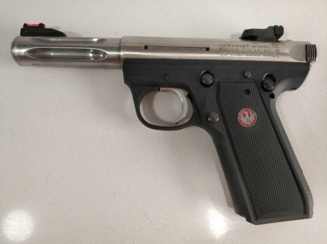Vendo pistola Ruger MKIII Hunter, cañon de 4", acanalado, acero inoxidable, con taladros para montar 01