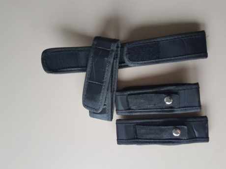 Buenas,
Pongo en venta una serie de fundas universales.
 - Funda tipo faja: 10€
 - Fundas tipo linterna 01