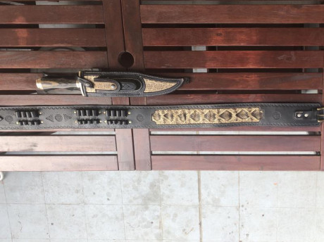 Vendo natchez bowie más funda de cuero y serpiente cascabel más canana de cuero y serpiente cascabel. 01