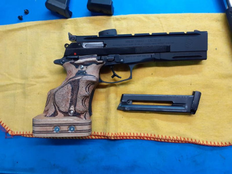 se vende bereta 87 target 6'' del 22 lr
gatillo preparado a 1kg por armeria candela
con dos cachas
una 02
