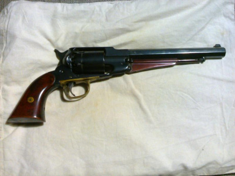 Vendo revolver Remington Sta.Bárabara usado, en perfecto estado de funcionamiento, pavonado y madera.
Incluyo 02