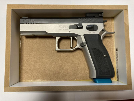 Hola compañeros
hace poco adquiri a un colega del foro una pistola de la marca suiza Sphinx AT2000 teniendo 80