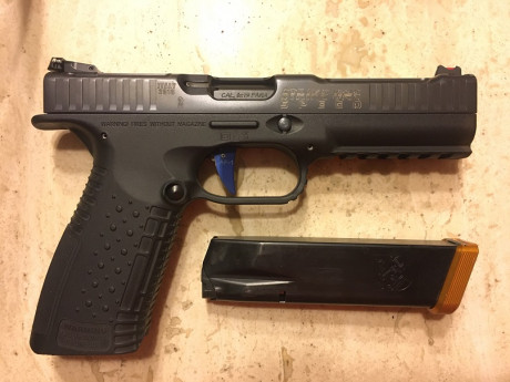 Hola compañeros
hace poco adquiri a un colega del foro una pistola de la marca suiza Sphinx AT2000 teniendo 90
