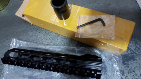 Se vende guardamanos de aluminio, nuevo  a estrenar, sin montar ni usar 
Fijación para railes m-lock
Largo 02