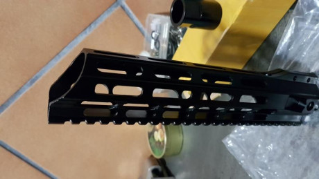 Se vende guardamanos de aluminio, nuevo  a estrenar, sin montar ni usar 
Fijación para railes m-lock
Largo 01