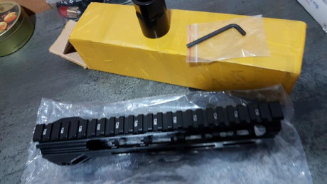 Se vende guardamanos de aluminio, nuevo  a estrenar, sin montar ni usar 
Fijación para railes m-lock
Largo 00