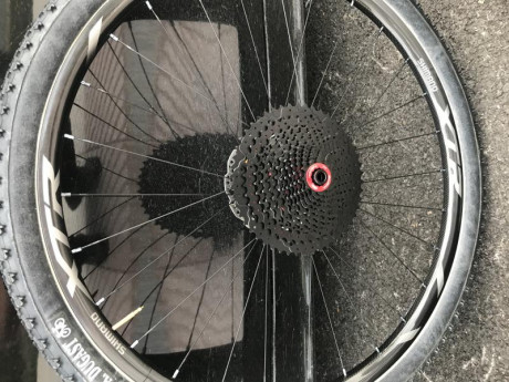 Hola buenas cambio estás ruedas carbono XTR 29 por material de tiro deportivo. Están sin estrenar. 01