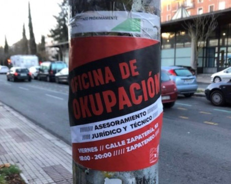 He leído algo por ahí que no sé hasta qué punto es cierto. Todos sabemos que si unos okupas se meten en 20