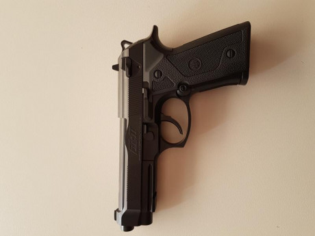 Buenas tardes,

Pongo a la venta una Beretta 92 "Elite II". Calibre 4,5. Cargador de 18 bolas. 01