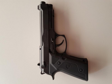 Buenas tardes,

Pongo a la venta una Beretta 92 "Elite II". Calibre 4,5. Cargador de 18 bolas. 00