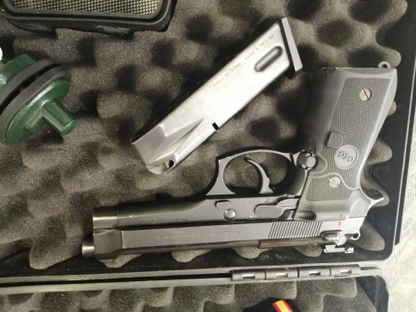 Muy poco uso en el 9 Parabellun y menos aún en el carro del 22,incorpora dos cargadores por calibre,laser 12