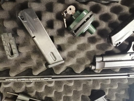 Muy poco uso en el 9 Parabellun y menos aún en el carro del 22,incorpora dos cargadores por calibre,laser 11