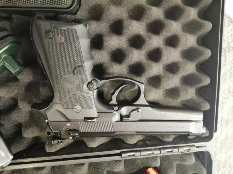 Muy poco uso en el 9 Parabellun y menos aún en el carro del 22,incorpora dos cargadores por calibre,laser 22