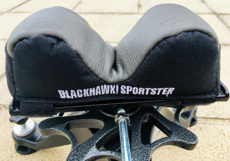 Se vende torre para tiro BLACKHAWK SPORTER TITAN , con su saco de apoyo de tamaño mediano, en estado impecable. 01