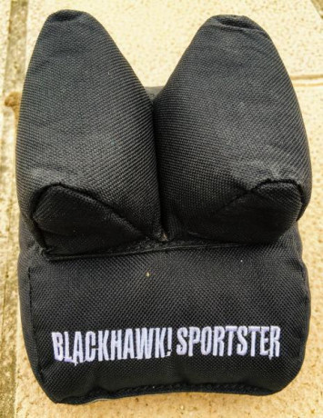 Se vende torre para tiro BLACKHAWK SPORTER TITAN , con su saco de apoyo de tamaño mediano, en estado impecable. 00