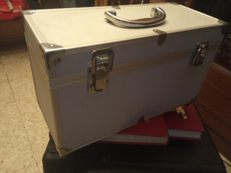 Hola a todos!!
Vendo este precioso maletín de aluminio ideal para transportar un arma corta, bolas, pólvora, 01