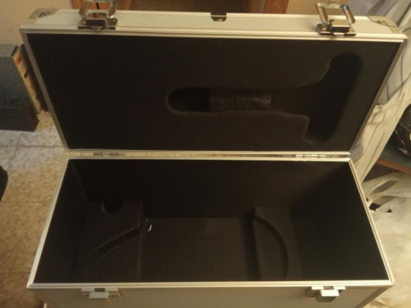 Hola a todos!!
Vendo este precioso maletín de aluminio ideal para transportar un arma corta, bolas, pólvora, 00