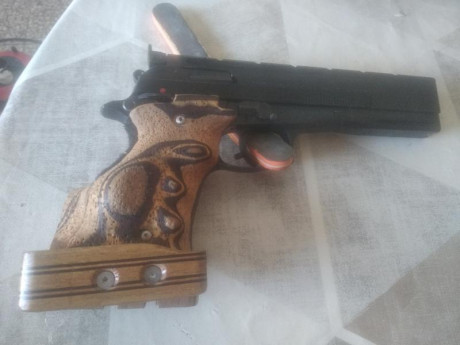 Vendo pistola Beretta calibre 22 modelo 87 Target. 
La pistola esta nueva lleva cachas anatómicas y las 01
