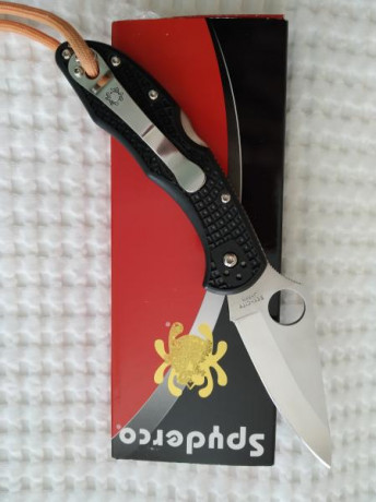Navaja Spyderco Delica en perfecto estado.
Clip pulido a espejo.
Original y con factura de cuchillería 00