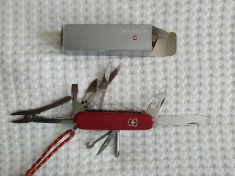 Victorinox Hercules. Buen estado, con funda de cuero. Sólo le falta el muelle a la tijera (se vende en 02