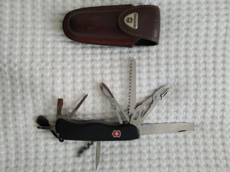 Victorinox Hercules. Buen estado, con funda de cuero. Sólo le falta el muelle a la tijera (se vende en 01