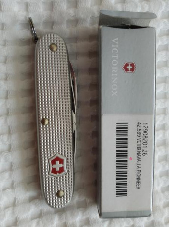 Victorinox Hercules. Buen estado, con funda de cuero. Sólo le falta el muelle a la tijera (se vende en 00