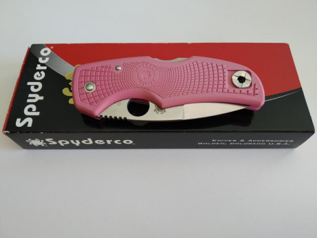 Spyderco Native pink edición contra el cáncer de mama, en estado impecable en su caja y cartón con la 01