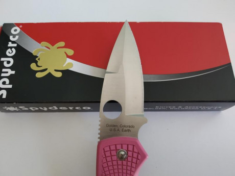 Spyderco Native pink edición contra el cáncer de mama, en estado impecable en su caja y cartón con la 00