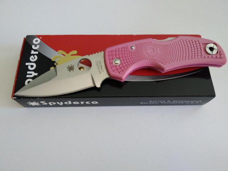 Spyderco Native pink edición contra el cáncer de mama, en estado impecable en su caja y cartón con la 10