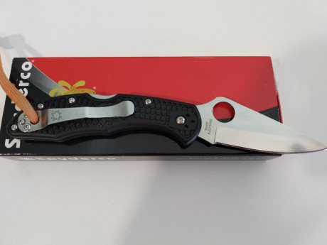 Navaja Spyderco Delica en perfecto estado.
Clip pulido a espejo.
Original y con factura de cuchillería 12
