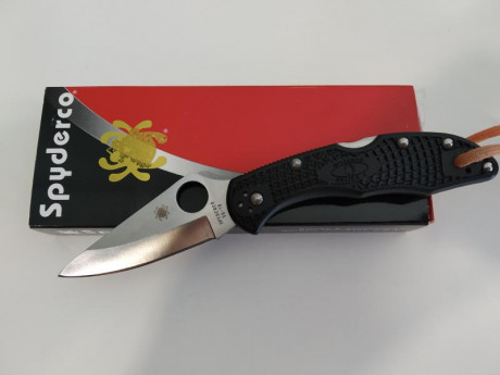 Navaja Spyderco Delica en perfecto estado.
Clip pulido a espejo.
Original y con factura de cuchillería 11
