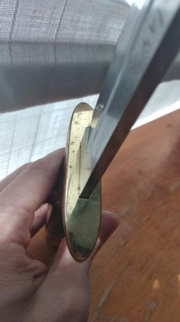 Hola, me han salido estas manchas en el guardamanos del cuchillo y queria saber como quitarlas sin que 01