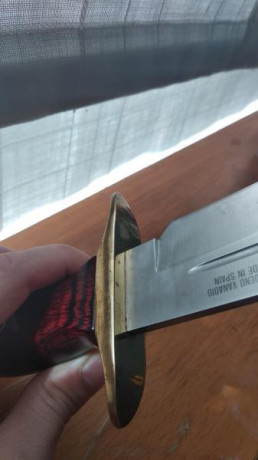 Hola, me han salido estas manchas en el guardamanos del cuchillo y queria saber como quitarlas sin que 00