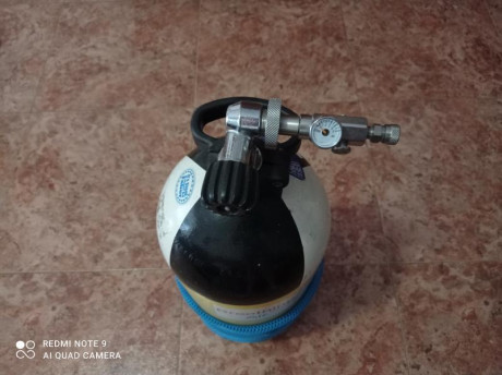 Vendo una bombona de 200 bares vacía falta retimbrado .Está en buenas condiciones y es de 12 L. El precio 01