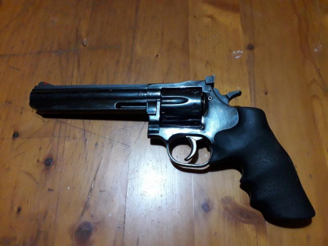 Vendo revolver Dan Wesson 357 magnum de 6 pulgadas y cañón fijo. Está perfecto!!! El precio es 350 €. 02