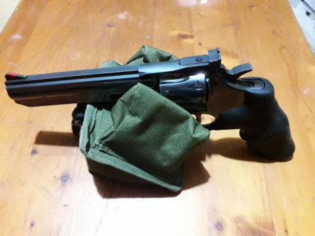 Vendo revolver Dan Wesson 357 magnum de 6 pulgadas y cañón fijo. Está perfecto!!! El precio es 350 €. 00