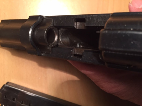 Se trata de una pistola Walther P 38 con el código CYQ (Speewerke) y por su numeración fabricada en el 02