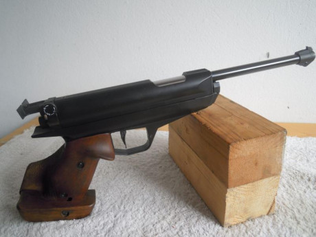 Vendo mítica pistola de precisión, modelo  Feinwerkbau LP80, de funcionamiento a muelle, con sistema antiretroceso, 02