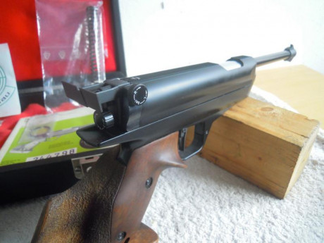 Vendo mítica pistola de precisión, modelo  Feinwerkbau LP80, de funcionamiento a muelle, con sistema antiretroceso, 22