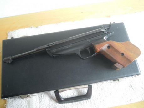 Vendo mítica pistola de precisión, modelo  Feinwerkbau LP80, de funcionamiento a muelle, con sistema antiretroceso, 21