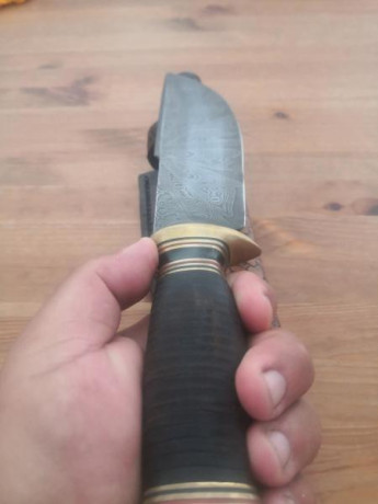 Cuchillo de S.rubio  hecho en acero 1095/15n20 mango en cuero prensado con separadores negro y rojos y 00