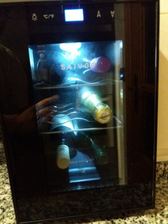 Vendo  Vinoteca Saivod  con capacidad para 6 botellas.

Display LCD táctil.
Luz LED. 36 dB.

Medidas : 02