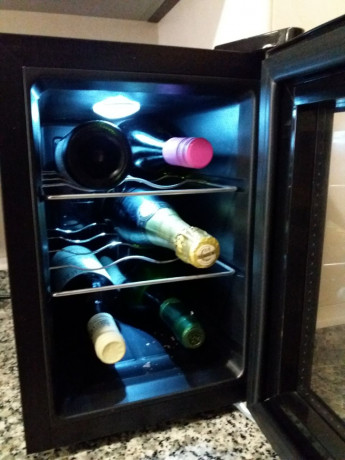 Vendo  Vinoteca Saivod  con capacidad para 6 botellas.

Display LCD táctil.
Luz LED. 36 dB.

Medidas : 01
