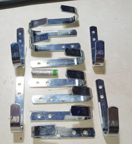 Vendo 12 soportes de acero que compré y nunca los puse para mis cuchillos y espadas, son de calidad y 00