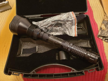 Por no usar, pongo a la venta esta magnifica linterna
MARCA: OLIGHT
MODELO: M31 TRITON 800 LUMENS, con 00