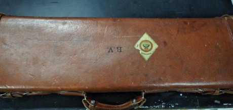 Vendo los siguientes artículos:
- Maletín en cuero para escopeta con dos juegos de cañones. Tiene el asa 12