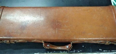 Vendo los siguientes artículos:
- Maletín en cuero para escopeta con dos juegos de cañones. Tiene el asa 11