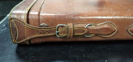 Vendo los siguientes artículos:
- Maletín en cuero para escopeta con dos juegos de cañones. Tiene el asa 10